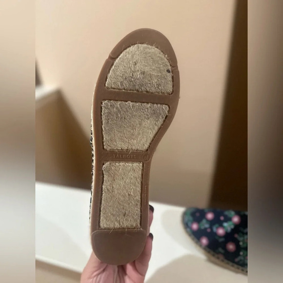 Women’s TALBOTS Izzy Embroidered Denim Flower Espadrilles. Size 8.5. - Picture 7 of 10